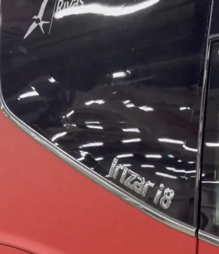 江南体育-科贝：马竞大巴遭巴萨极端球迷投掷物品袭击，导致车窗破裂