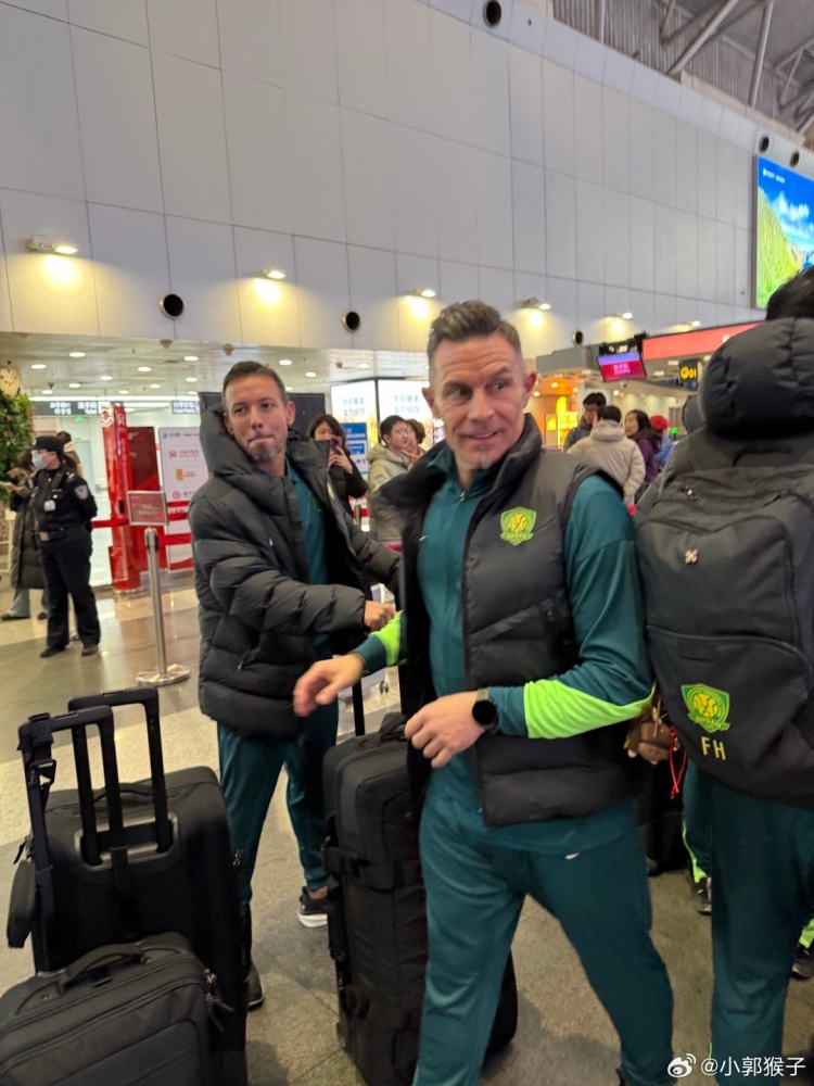 江南体育平台江南体育app-球迷晒照:原成都蓉城教练汉斯、罗德里戈随北京国安出发冬训